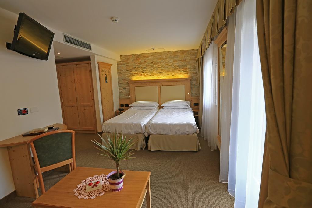 Hotel Ladina Campitello di Fassa Quarto foto